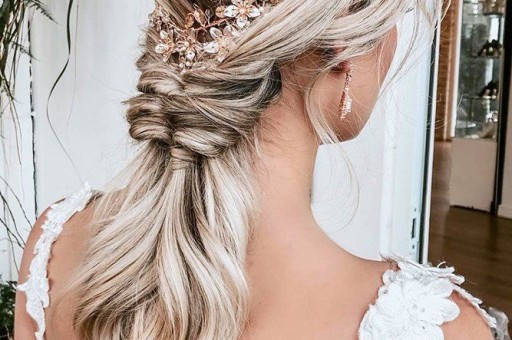 Gelinliğinizin Yakasına Uygun Saç Modelleri