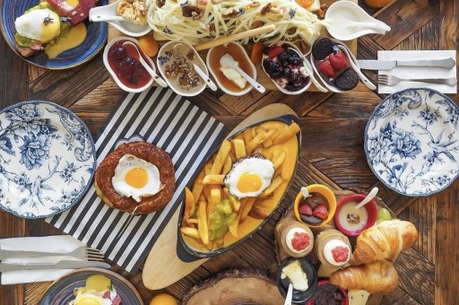 Alaçatı En iyi Serpme Kahvaltı Mekanları ve Önerileri