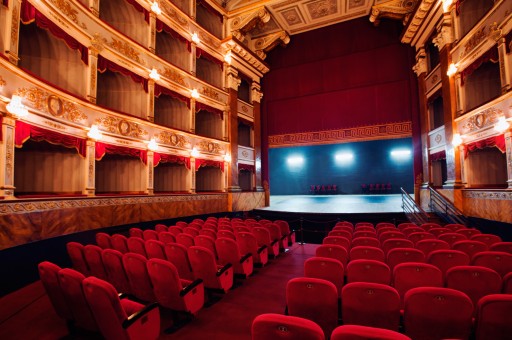 Alkışlar Küçük Sahnelerden Yükseliyor