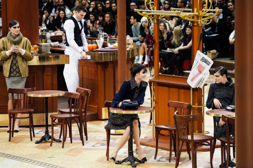 Şık Fransız Café’sinde Şık Chanel Defilesi