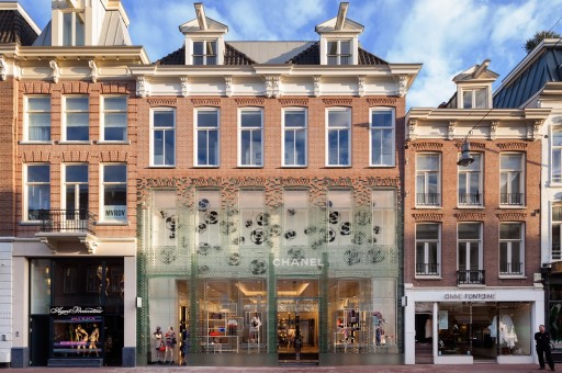 Amsterdam’da Asırlık Binalar Arasında Camdan Bir Chanel