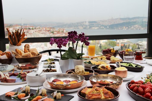 Harika Bir Manzara Karşısında Pazar Kahvaltısı: Vogue