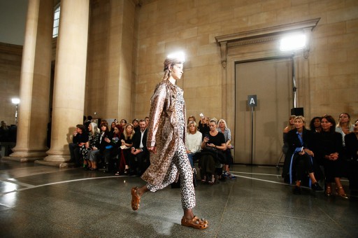 Yoksa Yeni Trend Işıldayan Crocs’lar mı?