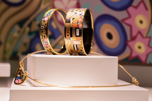 Öpücükle Kutsanmış Mücevherler