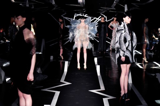 Iris Van Herpen’den Algılarla Oynayan Couture Koleksiyonu