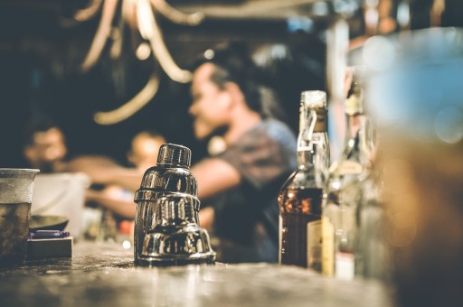 Şehirde Gizli Bir Bar Bulmanın Heyecanını Yaşayın