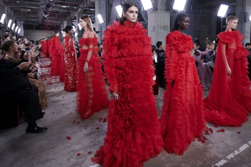 Valentino Kırmızısı Tokyo’yu Büyüledi