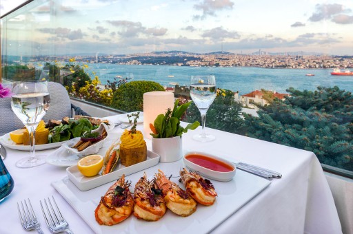 Keyif, Lezzet ve Manzara IZAKA Restaurant’ta