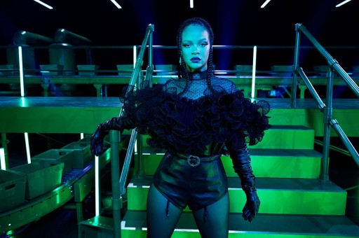 Rihanna’dan Baş Döndürücü Bir Moda Gösterisi