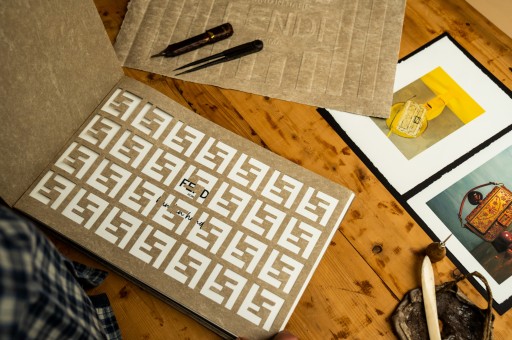 İkonik Çantaya Özel Kitap