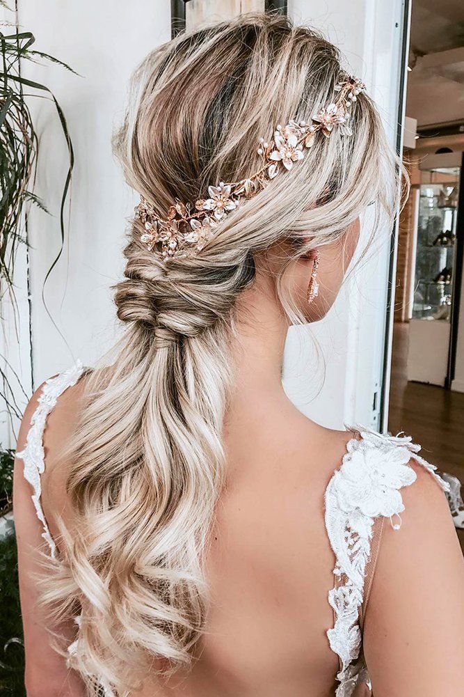 Gelinliğinizin Yakasına Uygun Saç Modelleri