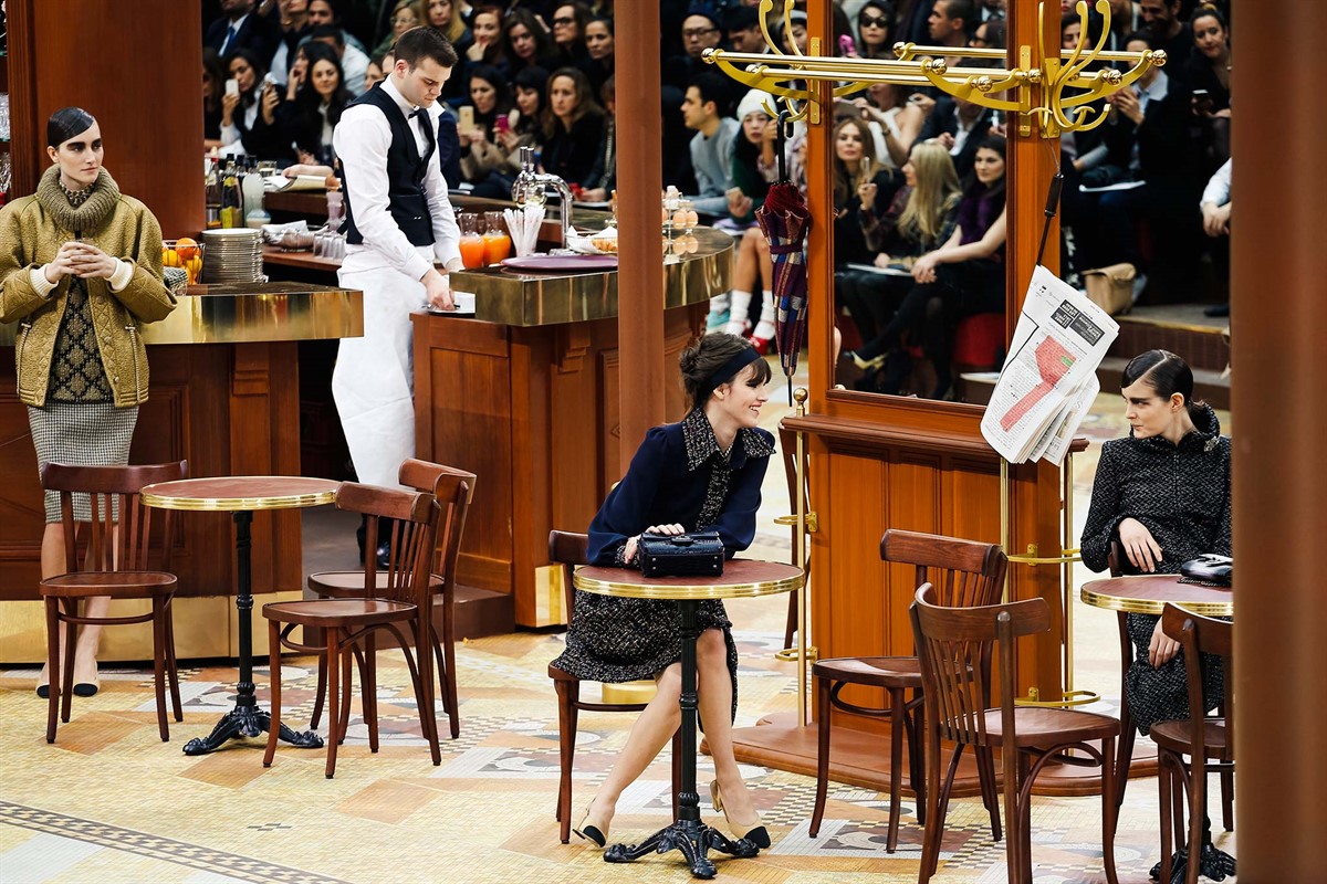 Şık Fransız Café’sinde Şık Chanel Defilesi